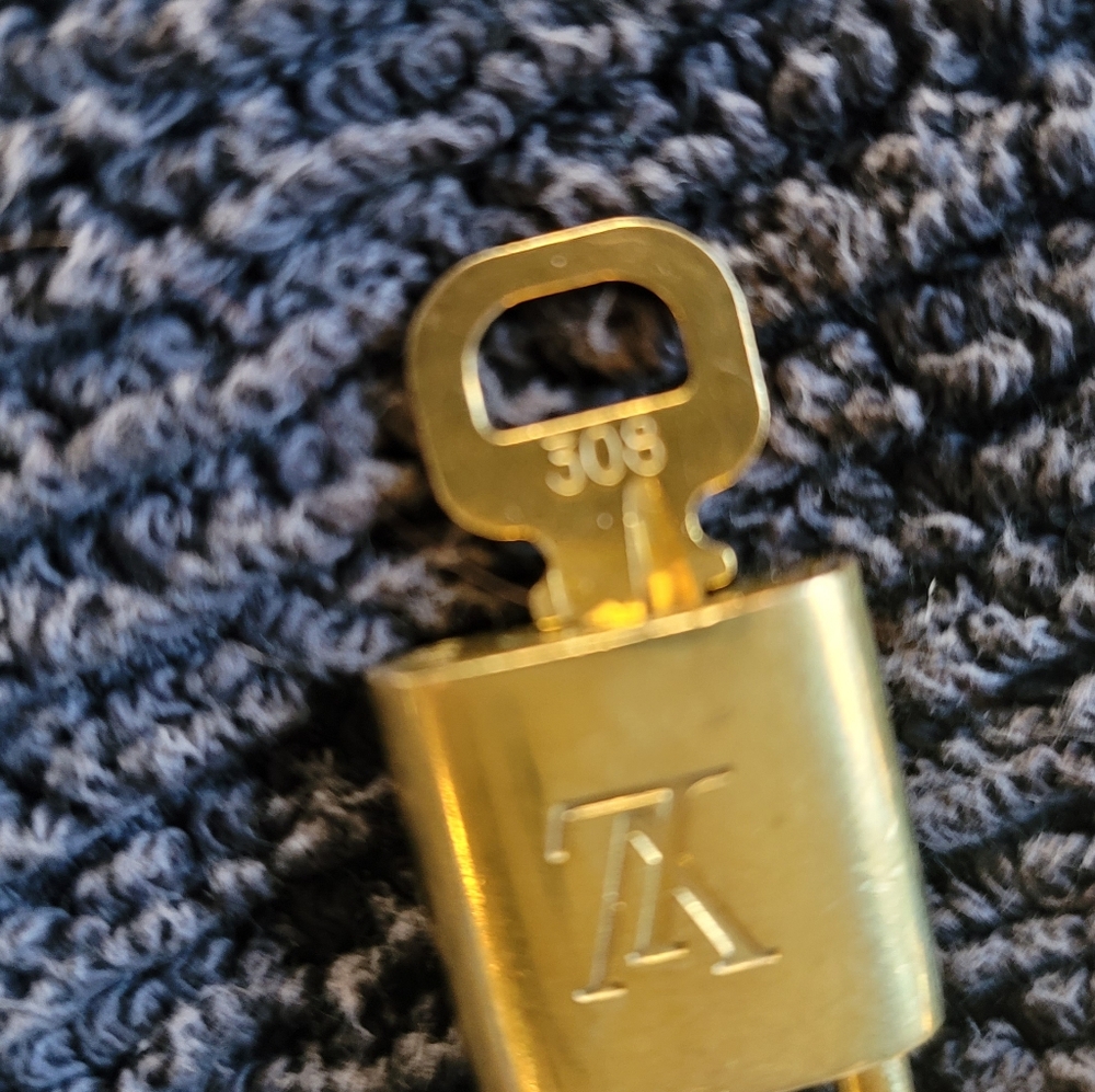 Autheintic LOUIS VUITTON #308 Brass Lock And Key With Chain. See Photos - Picture 3 of 5